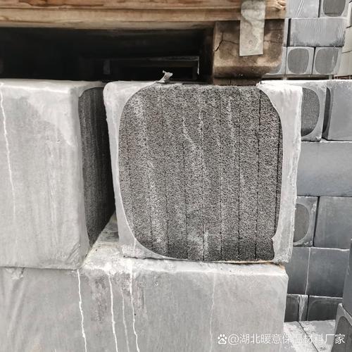 这种材料不仅轻便,还具备优秀的隔热和防水性能,成为了很多建筑